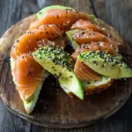 Lachs Avocado Laugenstange mit Topping