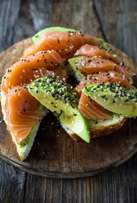 Lachs Avocado Laugenstange mit Topping