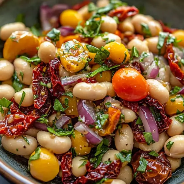 Marinierter getrockneter Tomaten-Bohnen-Salat
